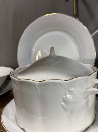 Vajilla antigua de porcelana y cerámica