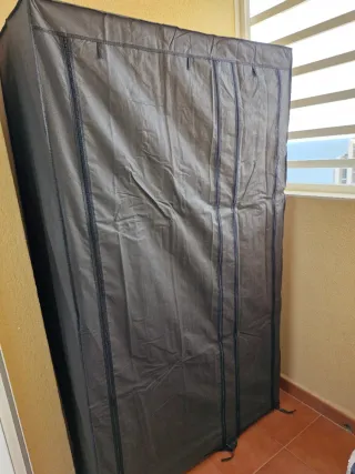 Burro de ropa negro y marrón