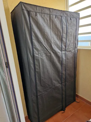 Burro de ropa negro y marrón