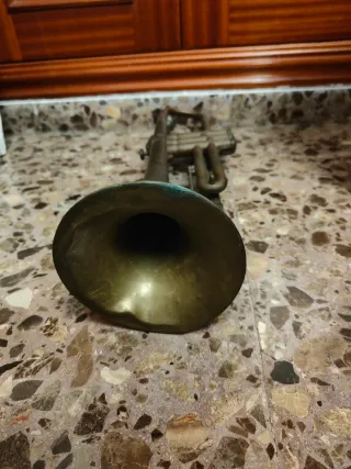 Trompeta antigua decorativa