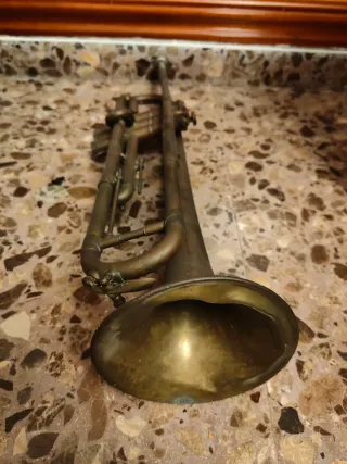 Trompeta antigua decorativa