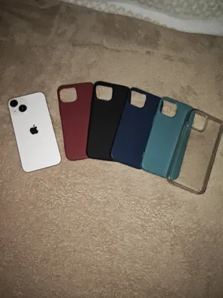 iPhone 13 mini con 5 custodie protettive