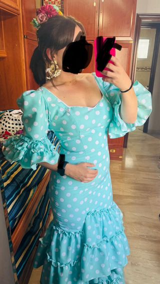 Traje de flamenca blanco y turquesa