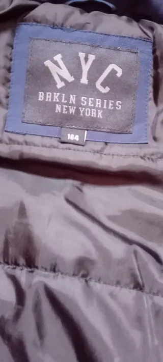 Chaqueta azul con capucha