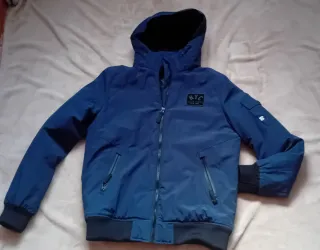 Chaqueta azul con capucha