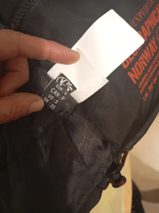 Chaqueta NORWAY Negra Polar es tipo parka