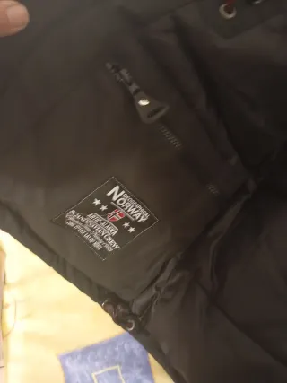Chaqueta NORWAY Negra Polar es tipo parka