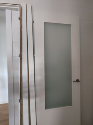 Puertas y marcos blancos