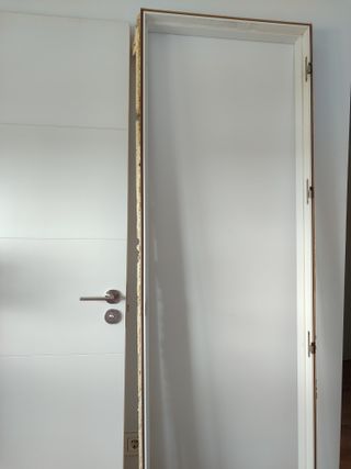 Puertas y marcos blancos