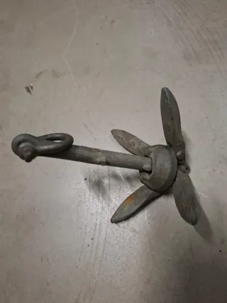 Ancla plegable de metal