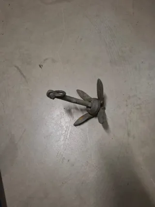 Ancla plegable de metal