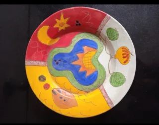 Plato decorativo de cerámica pintado a mano