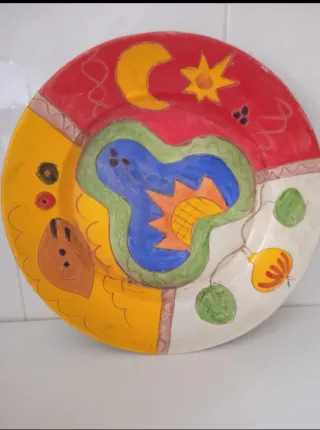 Plato decorativo de cerámica pintado a mano