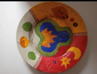 Plato decorativo de cerámica pintado a mano