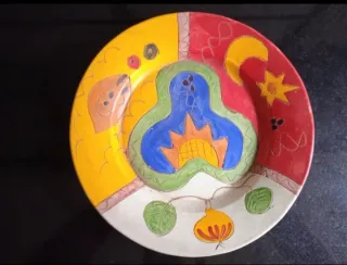 Plato decorativo de cerámica pintado a mano