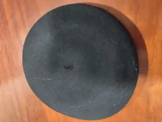 Gorra negra tipo boina