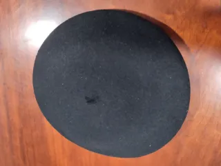 Gorra negra tipo boina