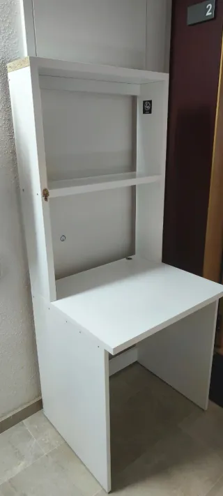 Escritorio blanco con estantería