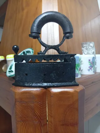 Plancha antigua de hierro fundido