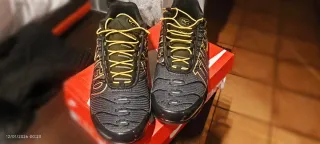 Zapatillas Nike Tuned Negro y Dorado