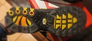 Zapatillas Nike Tuned Negro y Dorado