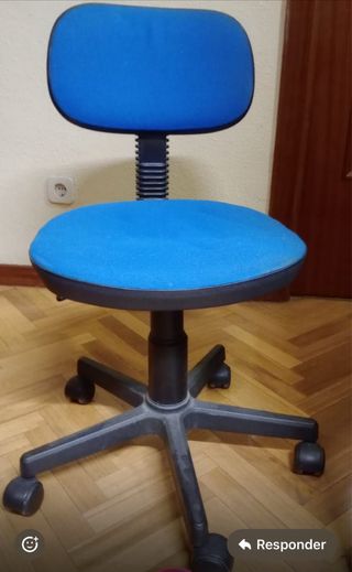 Silla de oficina azul y negra