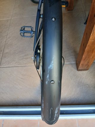 Bicicleta de paseo negra con cesta