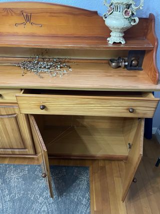 Mueble de madera con cajones y puertas