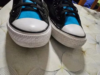 Zapatillas Converse Negras y Azules.