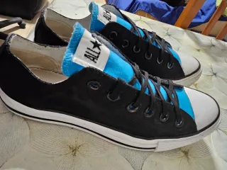 Zapatillas Converse Negras y Azules.