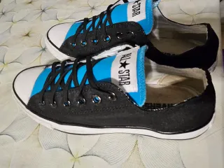 Zapatillas Converse Negras y Azules.