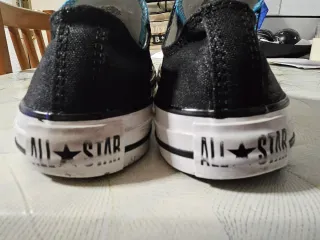 Zapatillas Converse Negras y Azules.