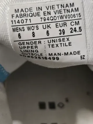 Zapatillas Converse Negras y Azules.