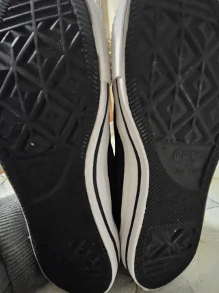 Zapatillas Converse Negras y Azules.