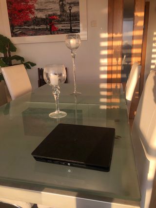 PS4 (PlayStation 4) Negra 1TB y cables