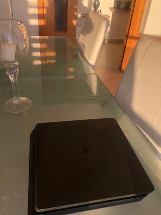 PS4 (PlayStation 4) Negra 1TB y cables