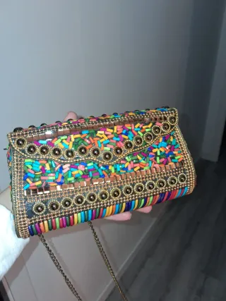 Bolso de fiesta con piedras de colores