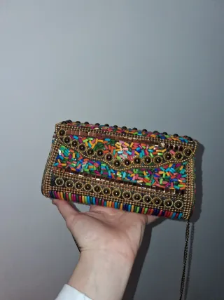 Bolso de fiesta con piedras de colores