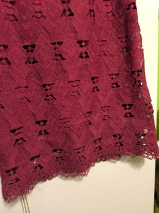 Vestido rojo burdeos con encaje