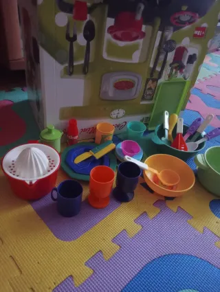 Cocinita de juguete con accesorios