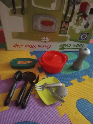 Cocinita de juguete con accesorios