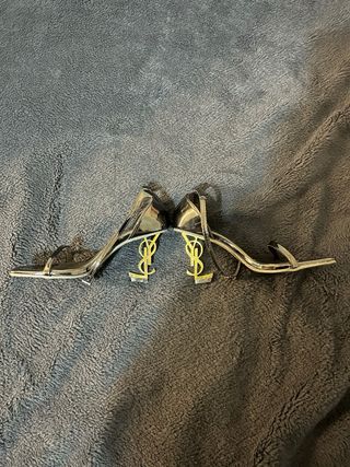 Zapatos tacón  negros y dorados