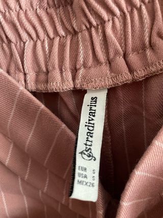 Pantalón de traje rosa a rayas