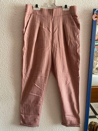 Pantalón de traje rosa a rayas