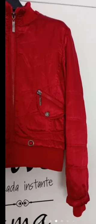 Cazadora roja con capucha.