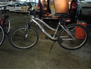 Bicicleta plateada + casco y candado (jerez)