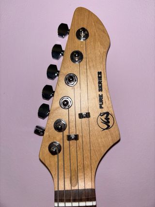 Pack guitarra eléctrica+Amplificador ZAR y más.