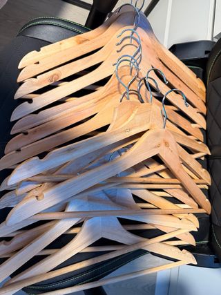 Perchas de madera en perfecto estado