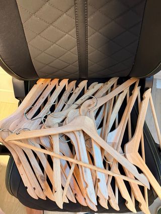 Perchas de madera en perfecto estado