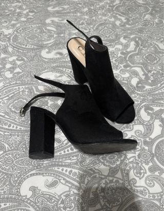 Zapatos de tacón negros peep toe